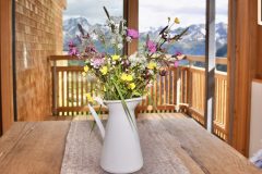 Traumsicht-Faschinajoch-Essbereich-Detail-Blumen-1-scaled