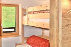 Traumsicht-Faschinajoch-Stockbett-und-Garderobe-2-scaled