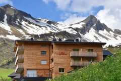 Traumsicht-Faschinajoch-Aussenansicht-Ost-Frühling-scaled