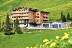 Traumsicht-Faschinajoch-Aussenansicht-Südost-Frühling-scaled