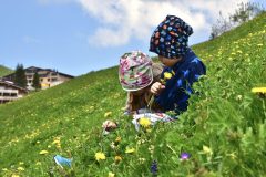 Traumsicht-Faschinajoch-Kinder-am-Faschinajoch-im-Frühling-scaled